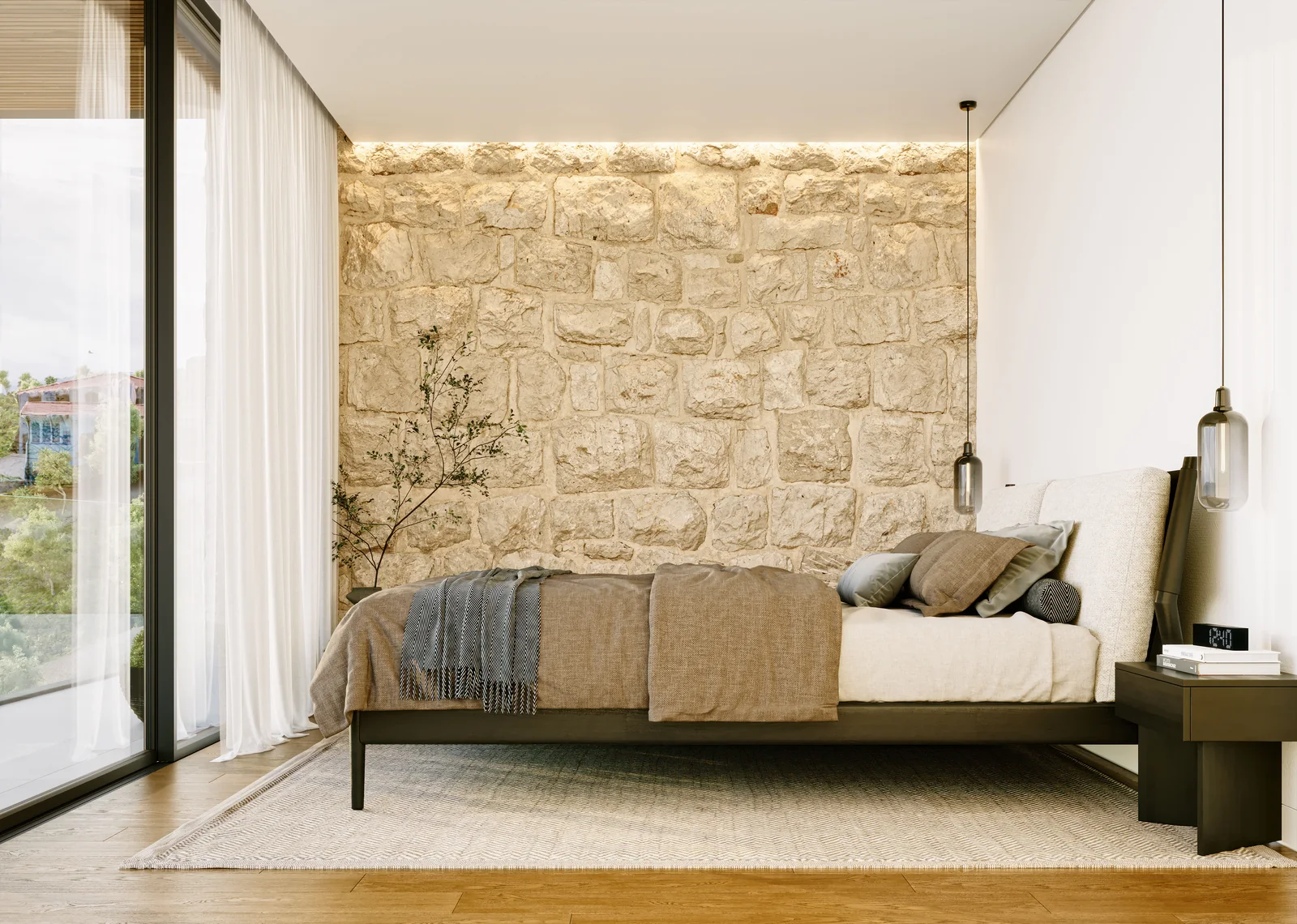 Um quarto com cama baixa contra parede de pedra aparelhada, um candeeiro estreito de um lado, uma trepadeira ao canto e cortinados leves num vão de pé-direito completo.