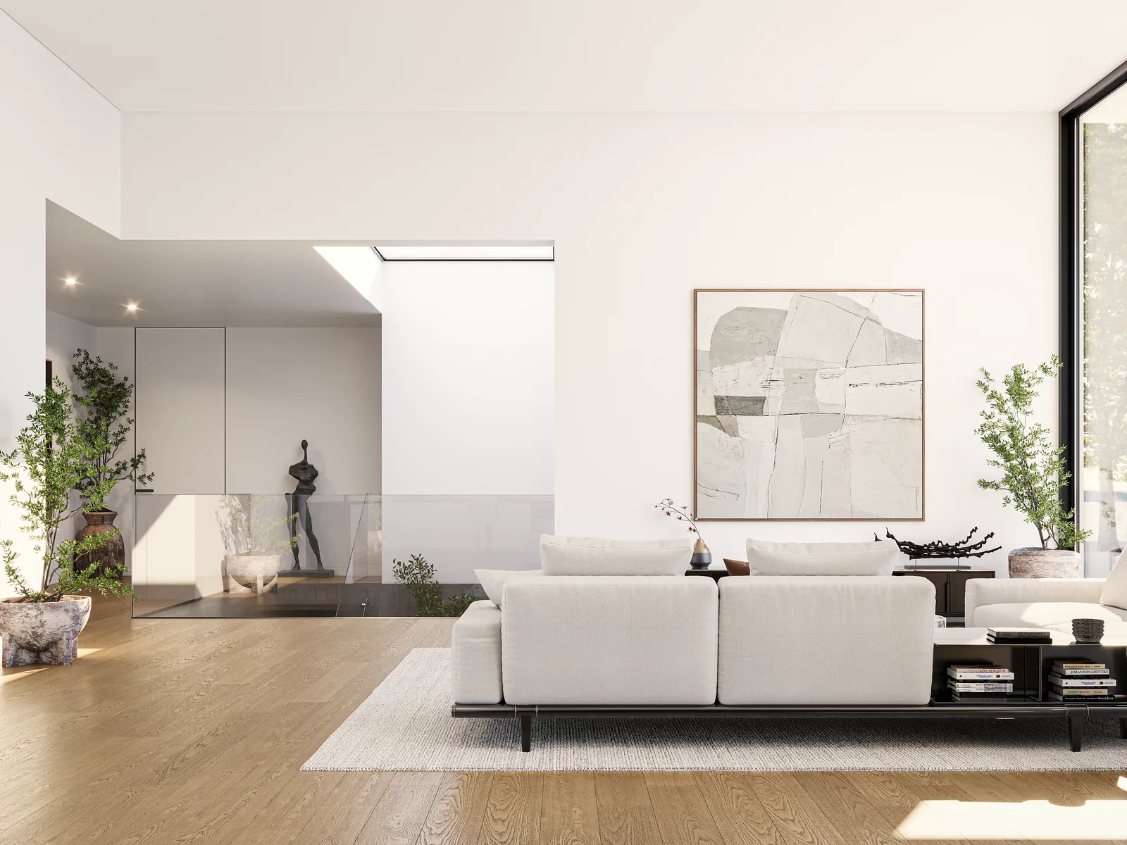 Uma sala de estar com sofás claros, soalho de carvalho e um pano de vidro de pé-direito completo sobre o jardim.