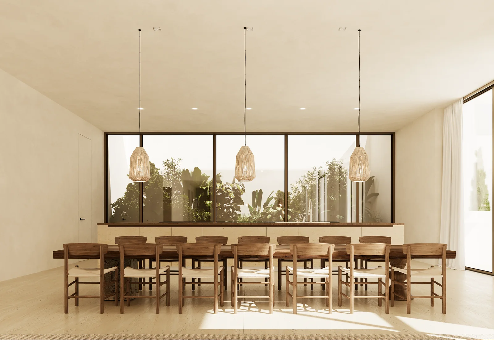 A sala de jantar: mesa comprida de madeira para catorze com cadeiras de palhinha, três candeeiros em fibra por cima, e uma parede envidraçada para plantação atrás.