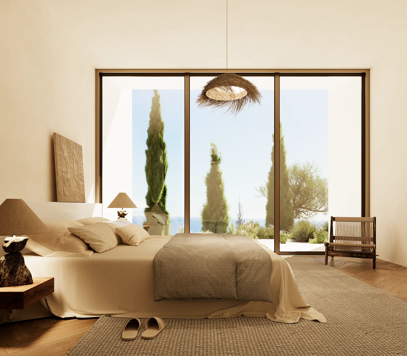 Um quarto com cama baixa contra parede lisa, um candeeiro em fibra de um lado, e uma porta envidraçada de correr a emoldurar dois ciprestes e o mar.