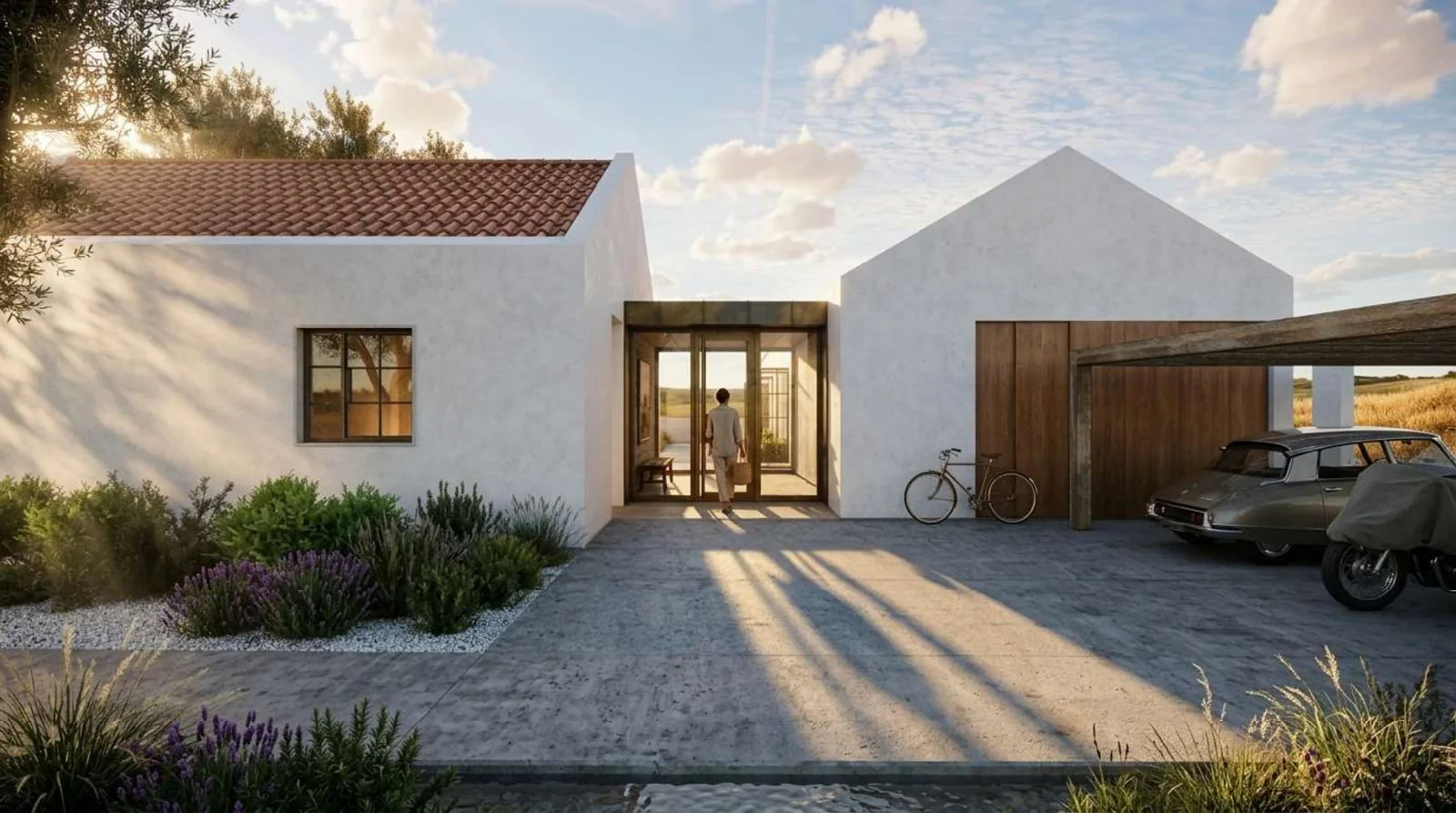 A frente de entrada: um volume branco baixo de telha cerâmica, uma porta envidraçada recuada sob uma verga de madeira que atravessa a casa até ao campo do outro lado, um vão pequeno à esquerda, e a garagem coberta de madeira à direita.
