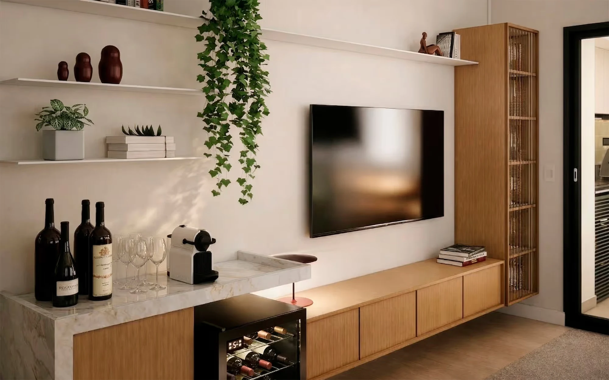 Parede com prateleiras, televisão e rack baixo de madeira, e uma bancada clara com garrafas e taças sobre uma adega climatizada., Apartamento Botaní, Pompéia, São Paulo