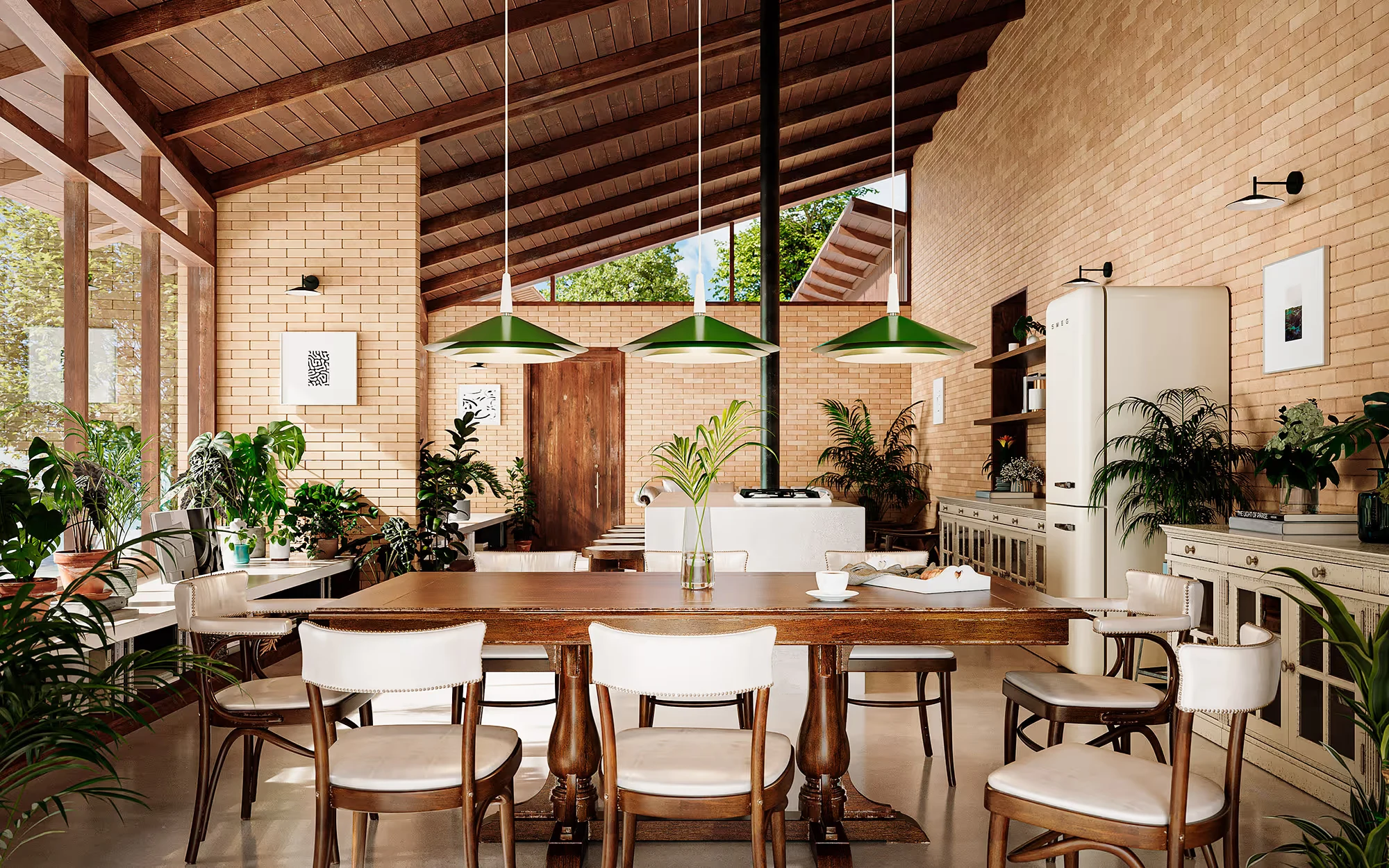 Sala de jantar e cozinha sob um telhado inclinado de madeira, com paredes de tijolo, mesa comprida e cadeiras estofadas brancas, três luminárias verdes e muitas plantas., Fazenda TOBI, Vargem Bonita, Minas Gerais