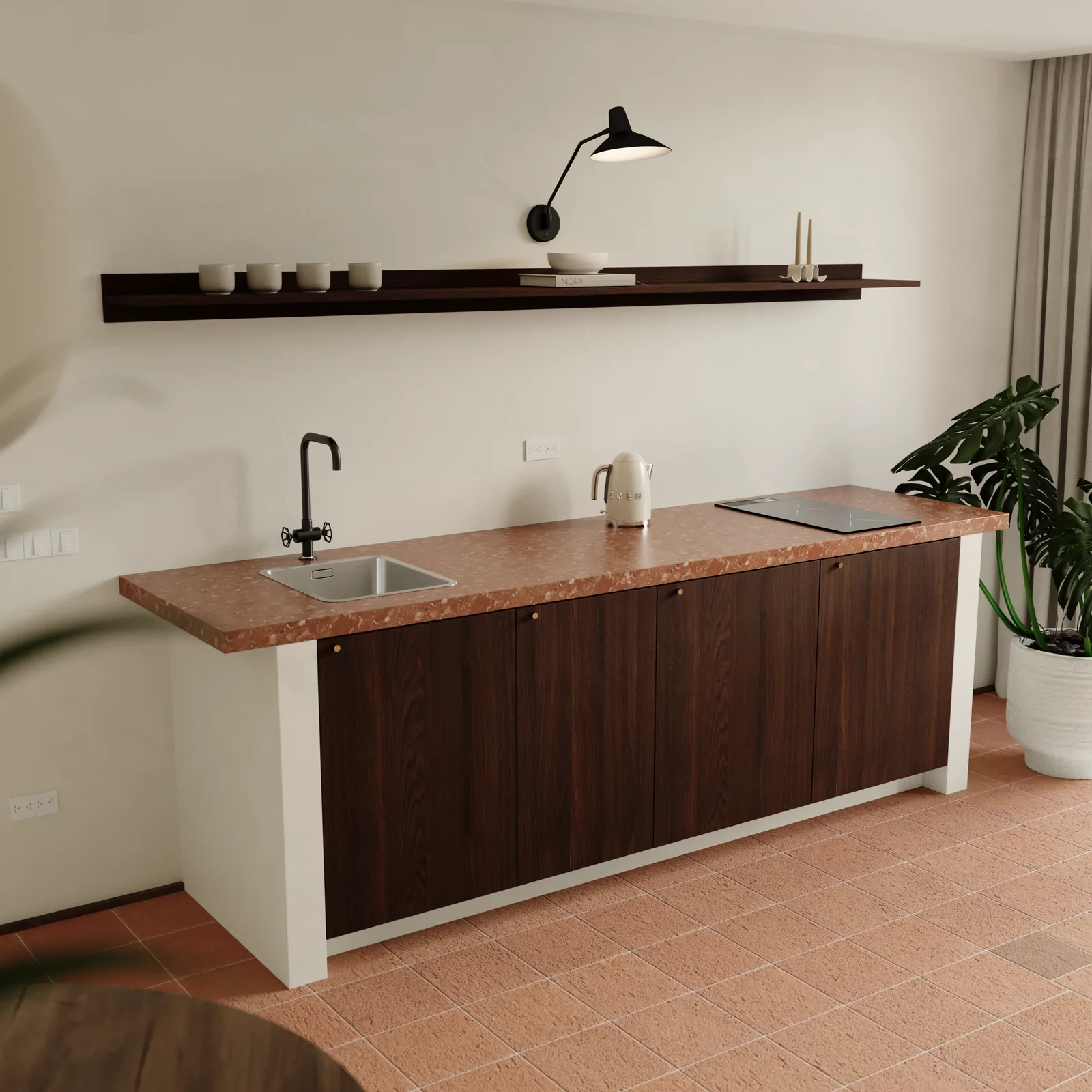 Vista aproximada do bloco de cozinha: bancada em madeira escura com placa e lava-loiça integrados, prateleira estreita por cima com um candeeiro e alguns objectos, e uma faixa de mosaico axadrezado no pavimento ao lado.