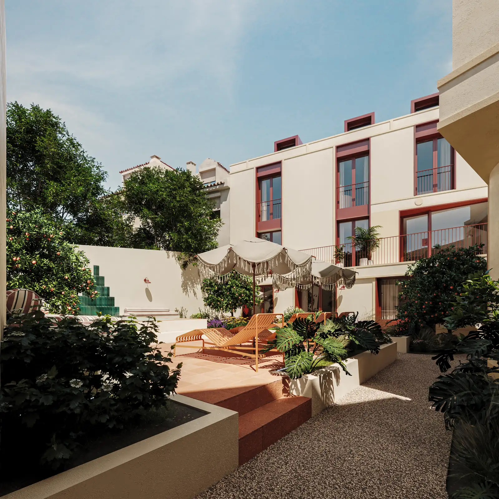 O mesmo pátio do extremo oposto, com chapéus de sol e espreguiçadeiras num terraço de terracota, árvores adultas junto à empena e a piscina em primeiro plano.