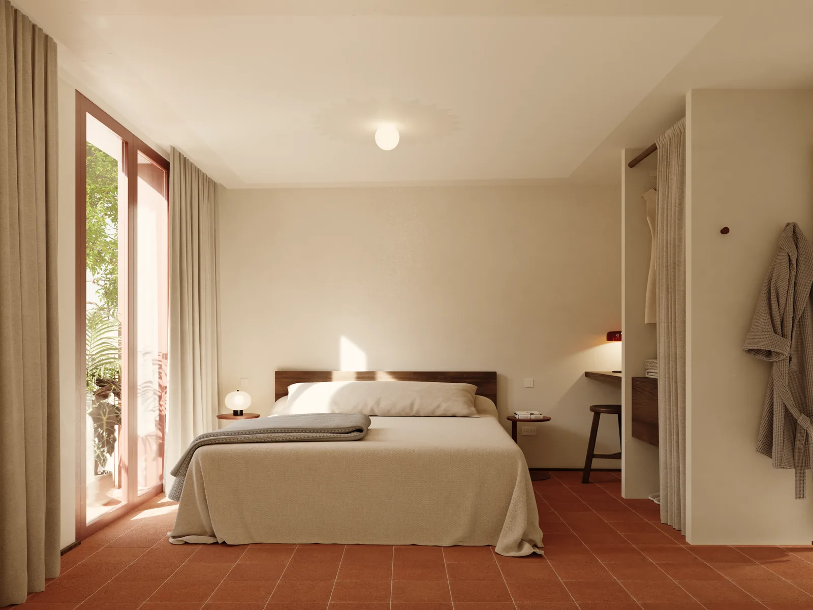 Um quarto com cama baixa contra parede rebocada lisa, uma secretária pequena sob a janela, e uma porta envidraçada de pé-direito completo aberta para o pátio.
